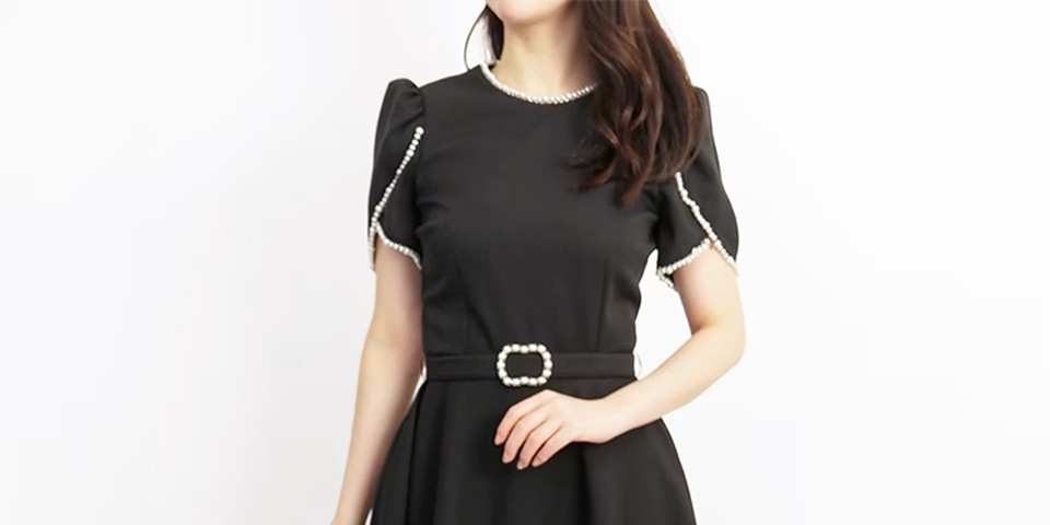 結婚式で黒ドレスはあり？「喪服見え」させない華やかな着こなし