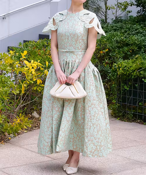 クロッケペタルカラーミディド​​レス