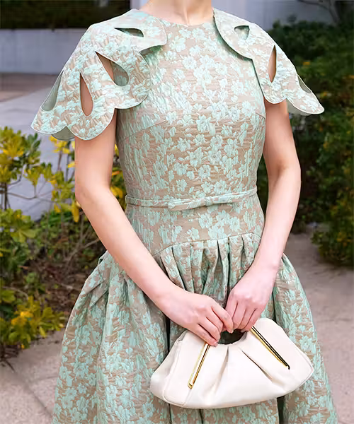 クロッケペタルカラーミディド​​レス