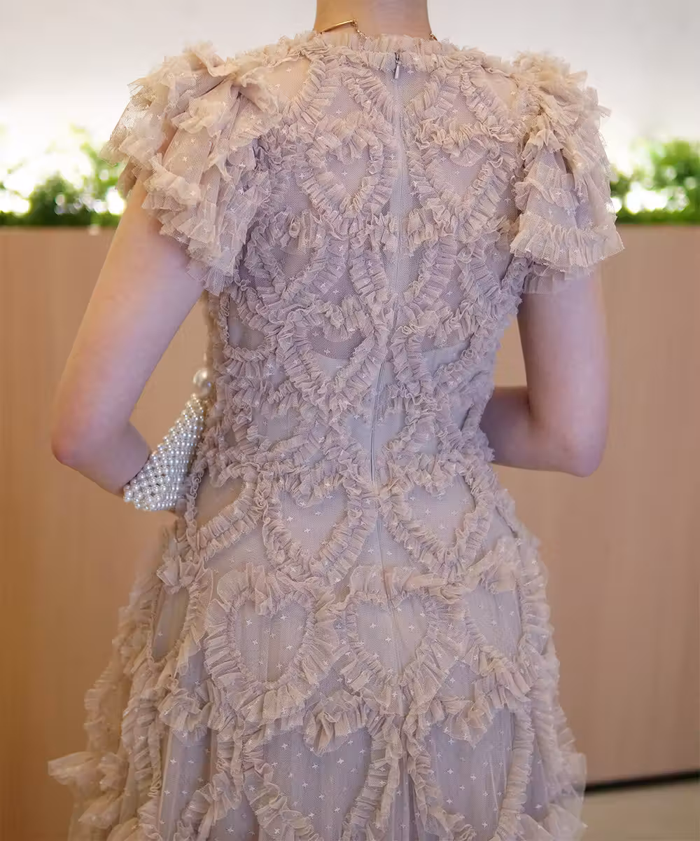 アモレットVネックドレス画像_2024 - モデル身長:159cm
