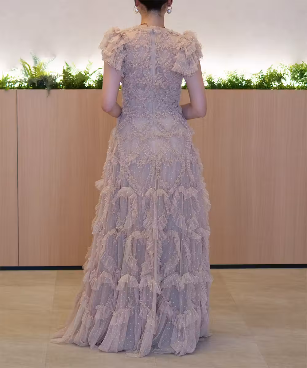 アモレットVネックドレス画像_2026 - モデル身長:159cm
