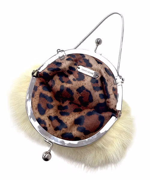 カロリナ・キスロック クラッチ